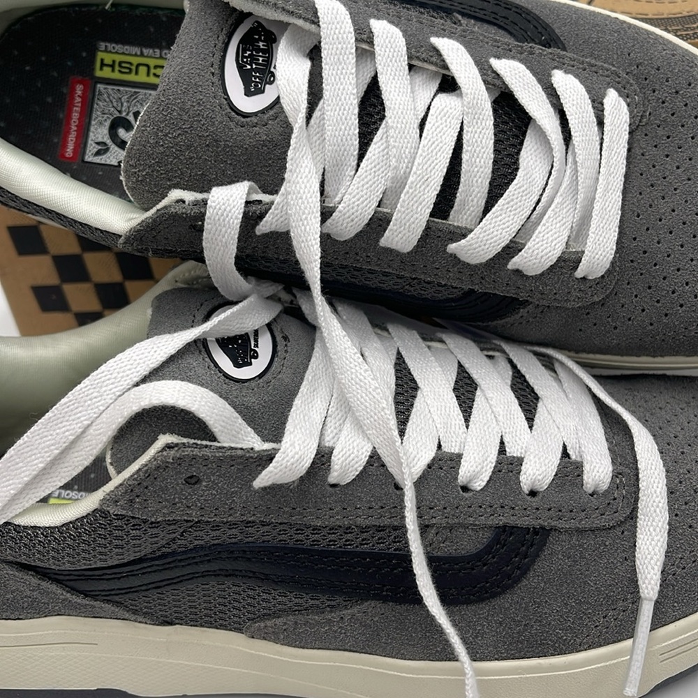 Vans WMNS Zahba Grey/Black
VN0007QQN43
Sneakers - Picture 14 of 16